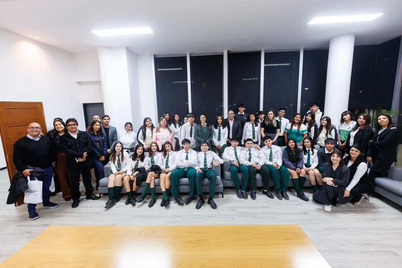 Autoridades, estudiantes y miembros de Catamarca Global durante el lanzamiento del Modelo ONU.